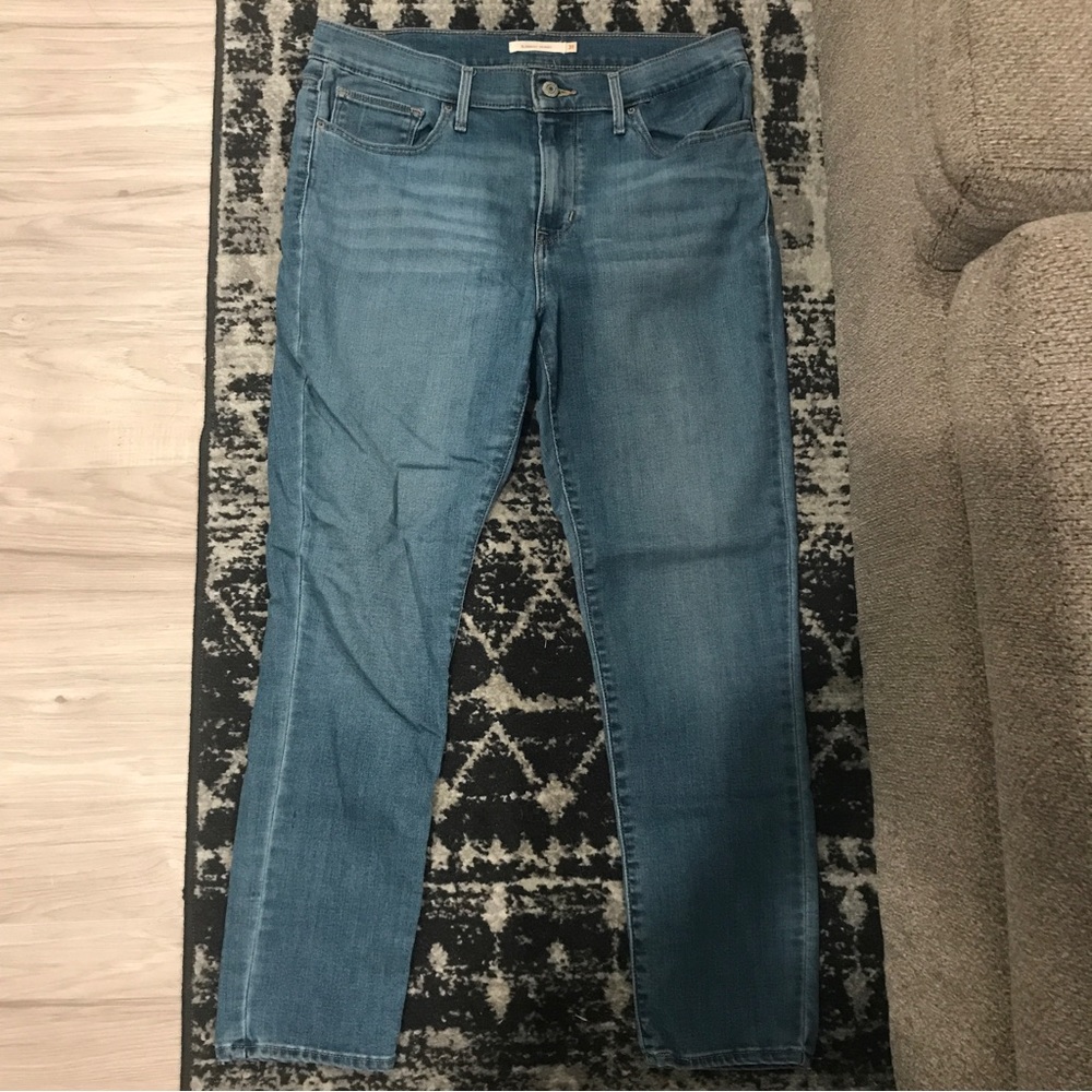 Levi’s Light Washed Cropped Jeans